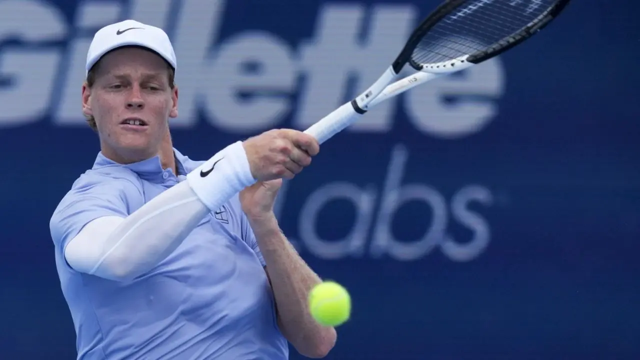 Tennis, Sinner si ritira: Alcaraz sale sul trono di Cincinnati\n
