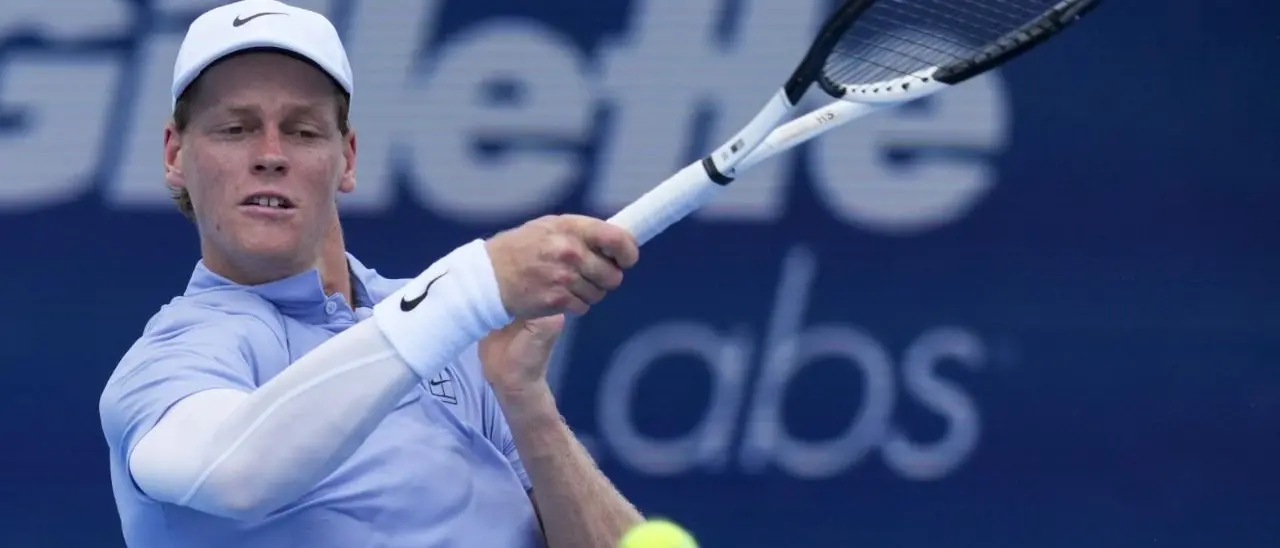 Tennis, Sinner si ritira: Alcaraz sale sul trono di Cincinnati\n