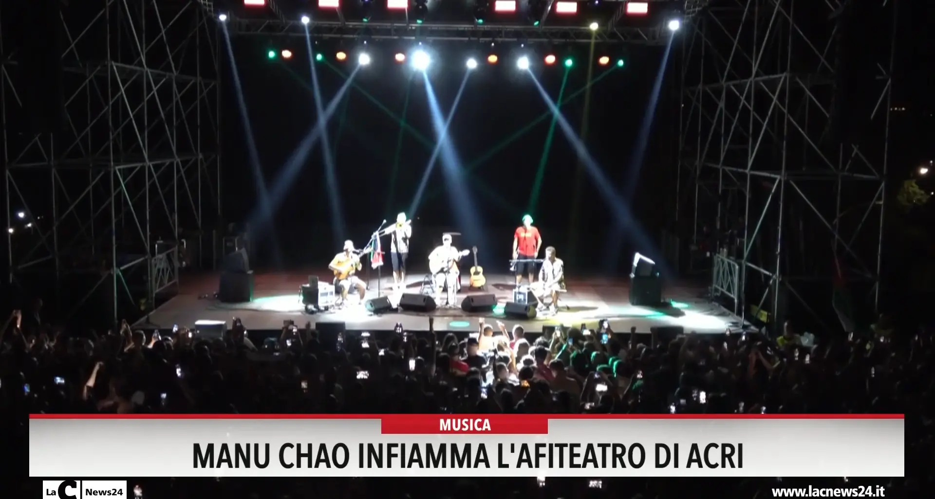 Manu Chao infiamma l'anfiteatro di Acri