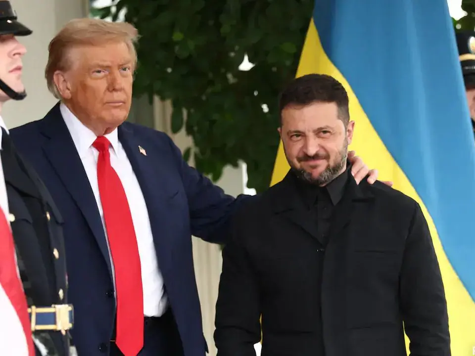 Trump stoppa i colloqui sull’Ucraina per telefonare a Putin: Zelensky a Washington, l’Europa insiste sulla tregua