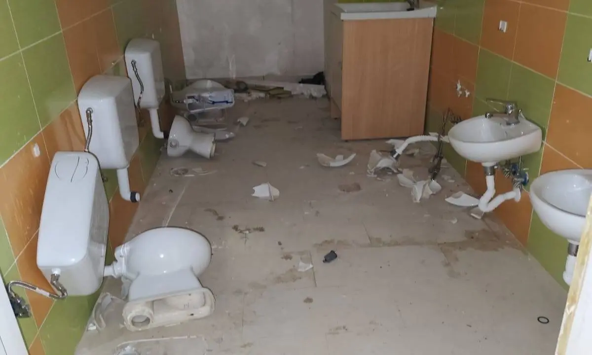 Mendicino, raid vandalico in una scuola in ristrutturazione: la denuncia del sindaco\n