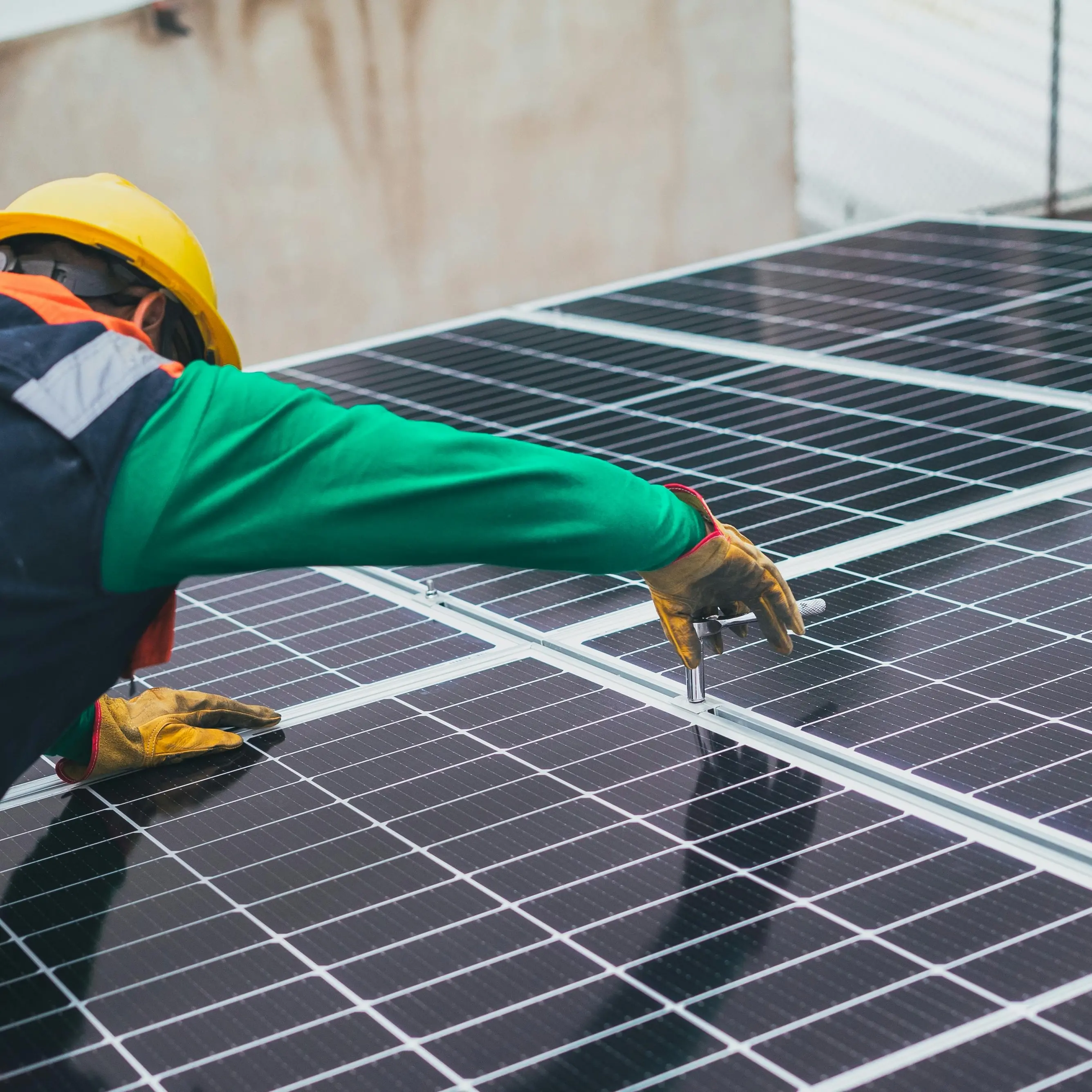 L’Italia supera i 2 milioni di impianti fotovoltaici, la Calabria cresce ma resta fanalino di coda\n