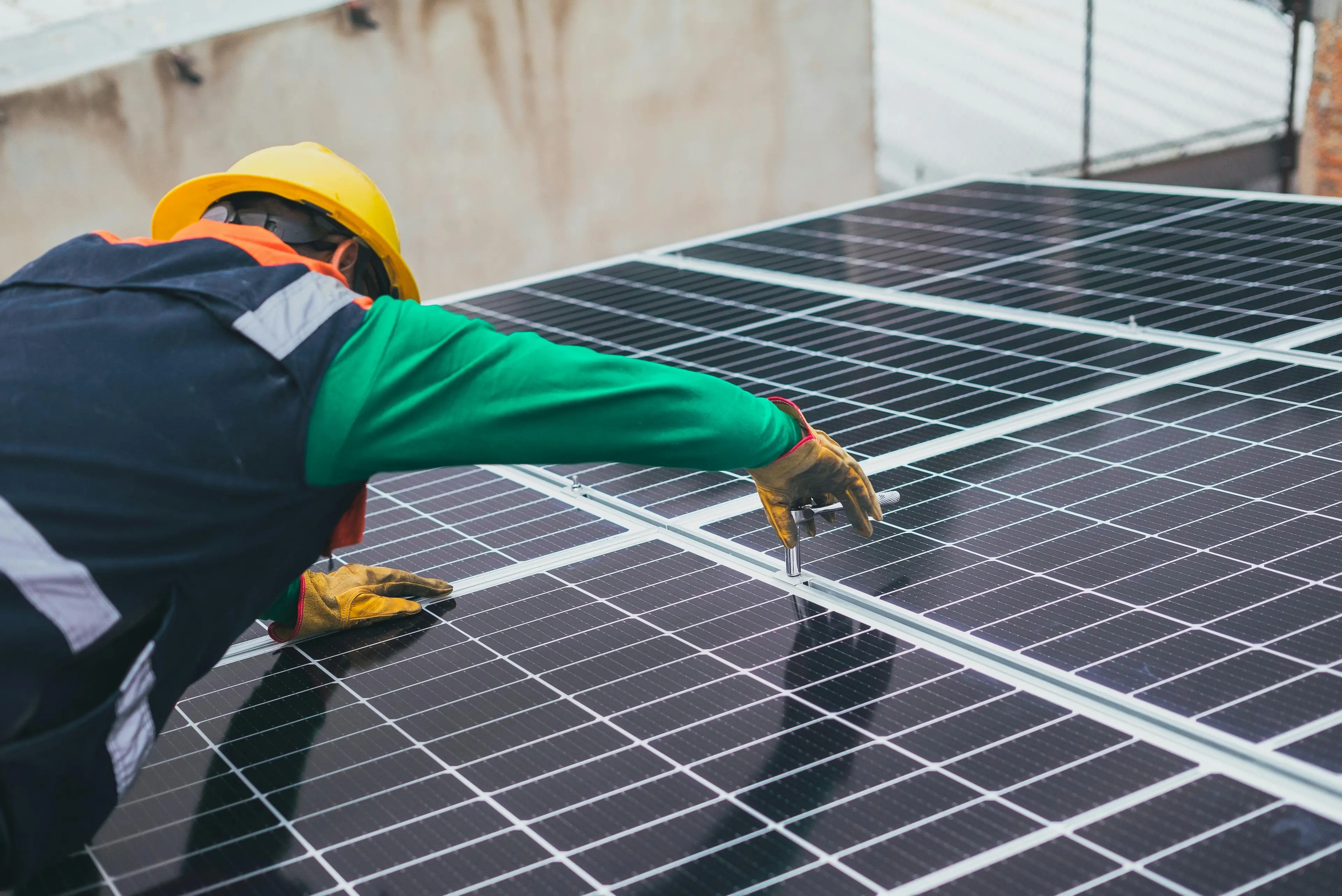 L’Italia supera i 2 milioni di impianti fotovoltaici, la Calabria cresce ma resta fanalino di coda\n