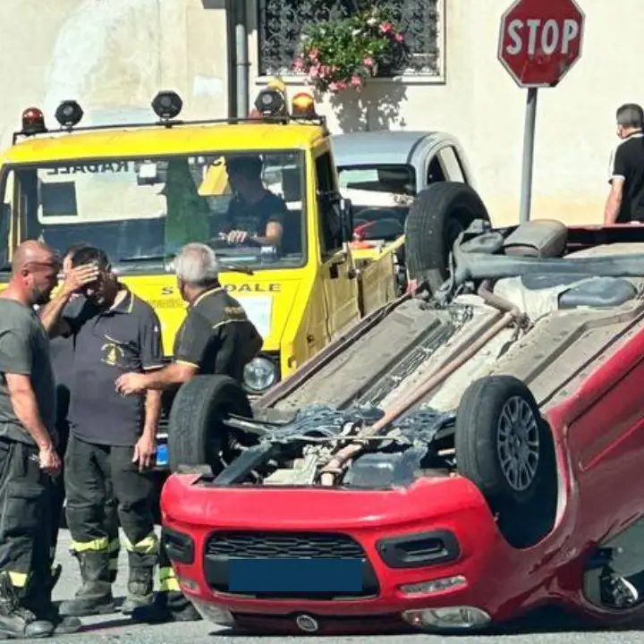 Incidente ad Acri, scontro tra due auto in pieno centro: ferite entrambe le conducenti\n