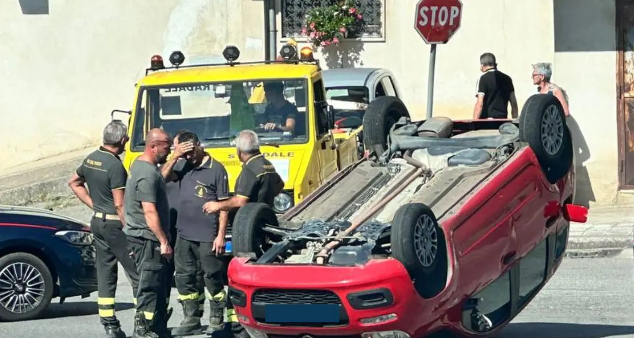 Incidente ad Acri, scontro tra due auto in pieno centro: ferite entrambe le conducenti\n