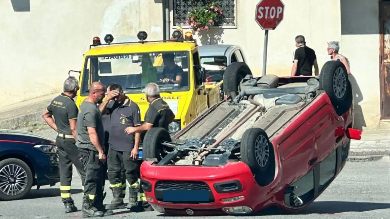 Incidente ad Acri, scontro tra due auto in pieno centro: ferite entrambe le conducenti\n