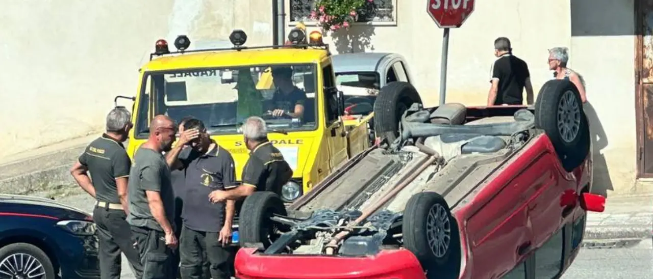 Incidente ad Acri, scontro tra due auto in pieno centro: ferite entrambe le conducenti\n