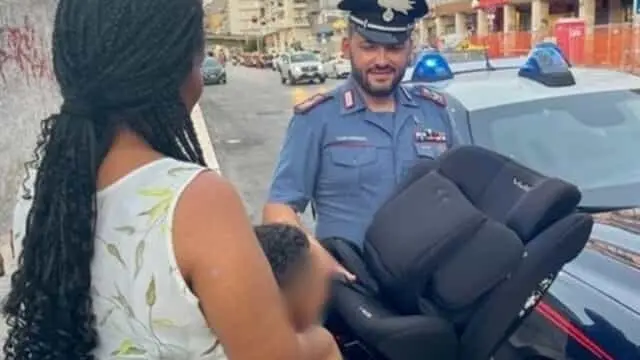 Carabinieri donano seggiolino a mamma che viaggia in bus per la Germania\n