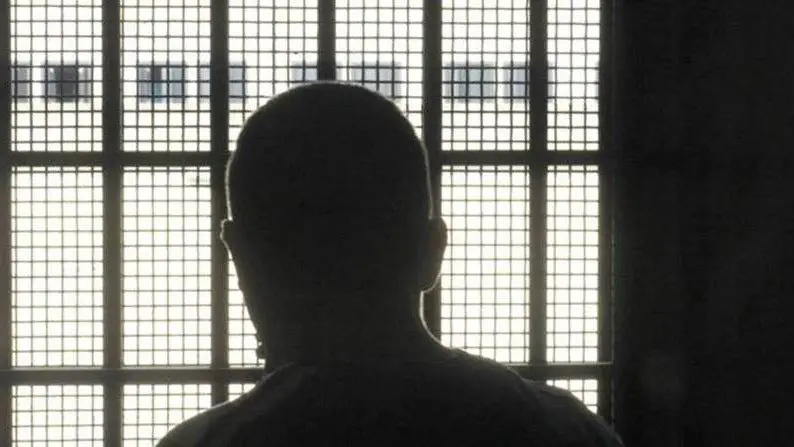 Detenuto calabrese si “mura” in una cella nel carcere di Torino, l’allarme: «Non esce da 3 anni, sue condizioni indegne»