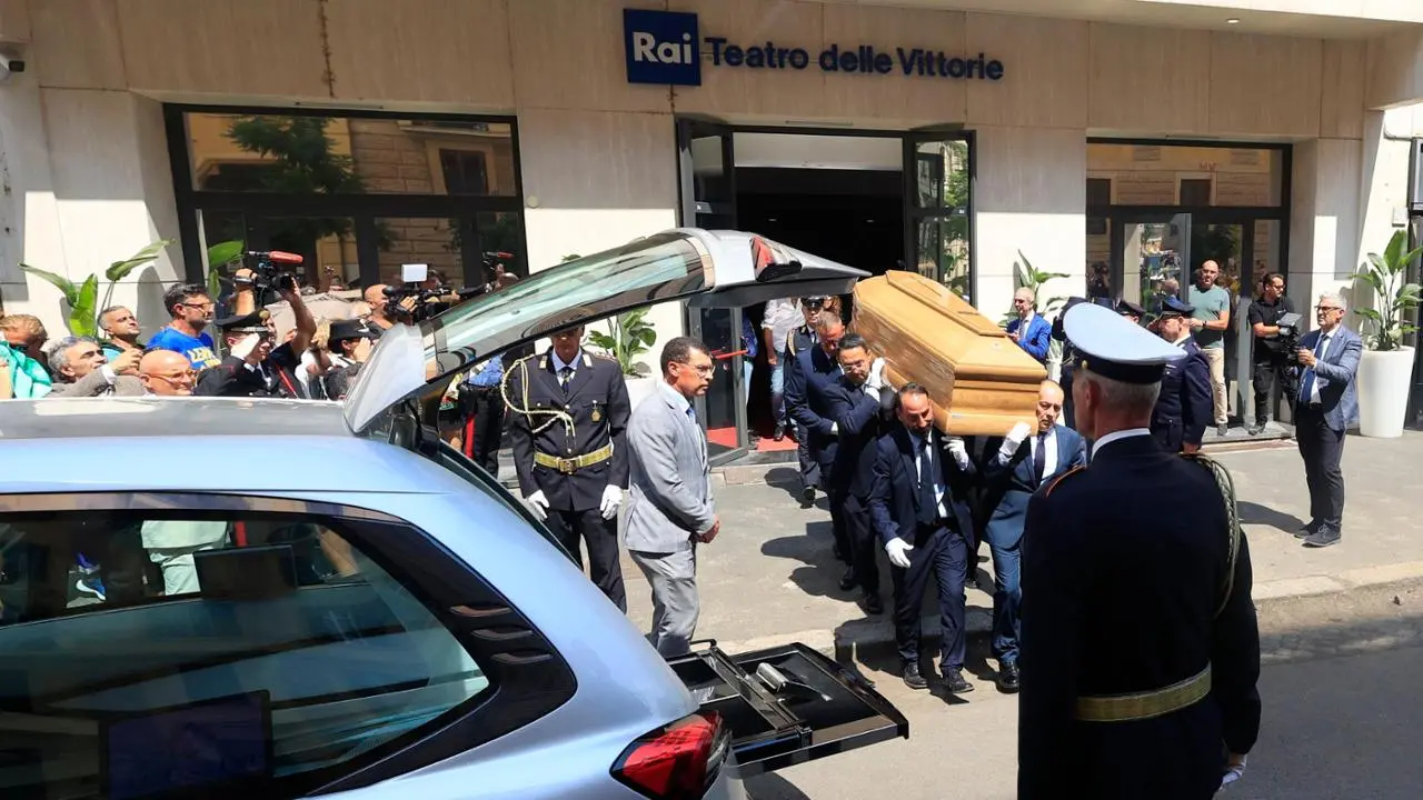 Chiusa la camera ardente, il feretro di Baudo verso la Sicilia\n