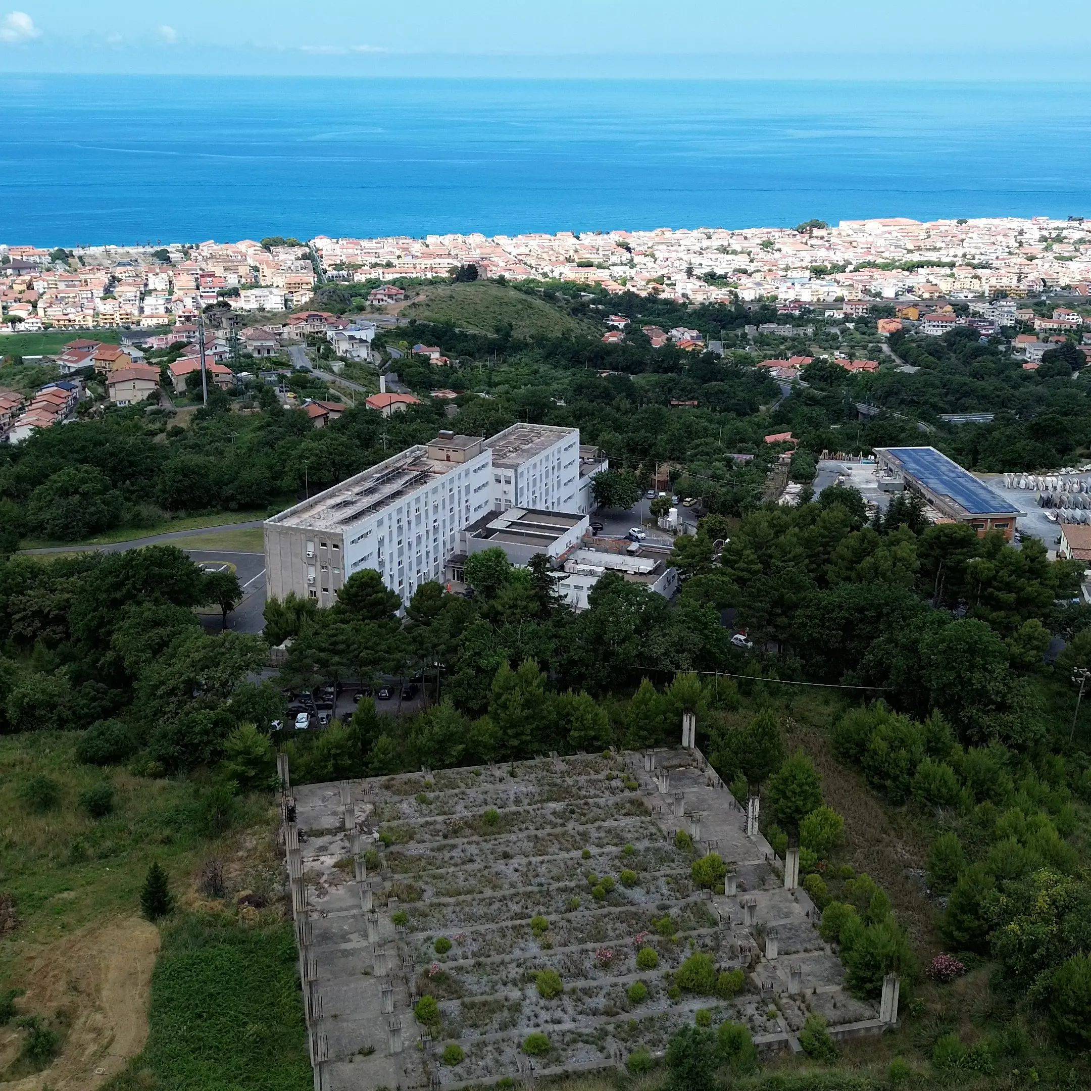 Praia, turista cade e rischia un’emorragia ma l'ambulanza non c'è: in ospedale la portano i cittadini su un furgone