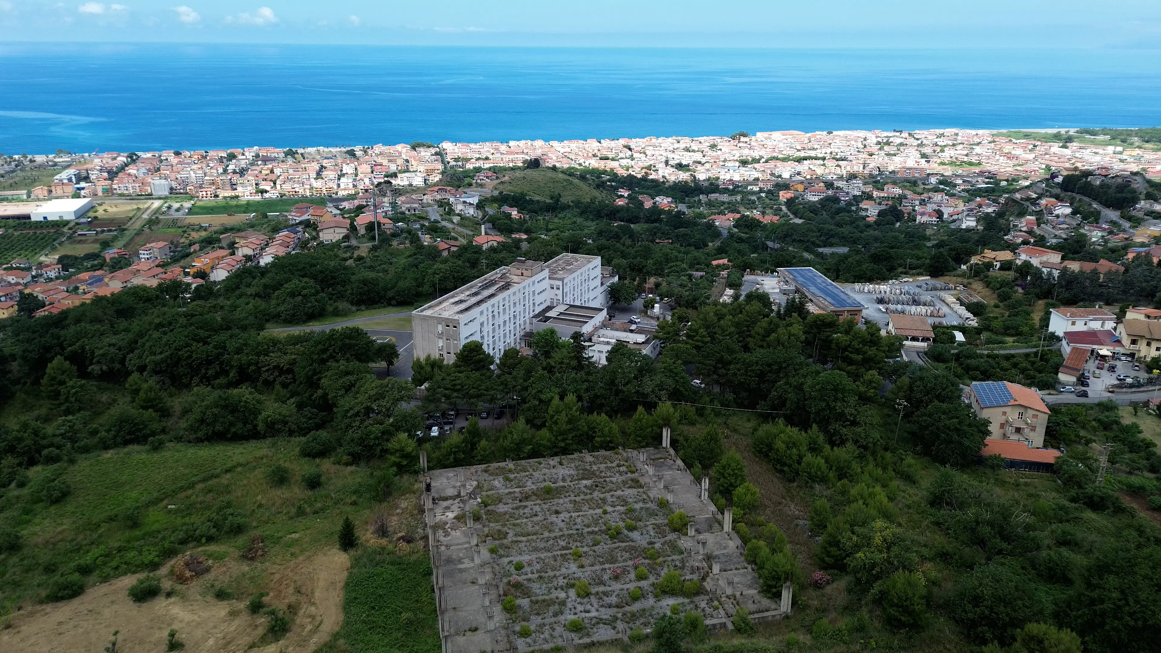 Praia, turista cade e rischia un’emorragia ma l'ambulanza non c'è: in ospedale la portano i cittadini su un furgone