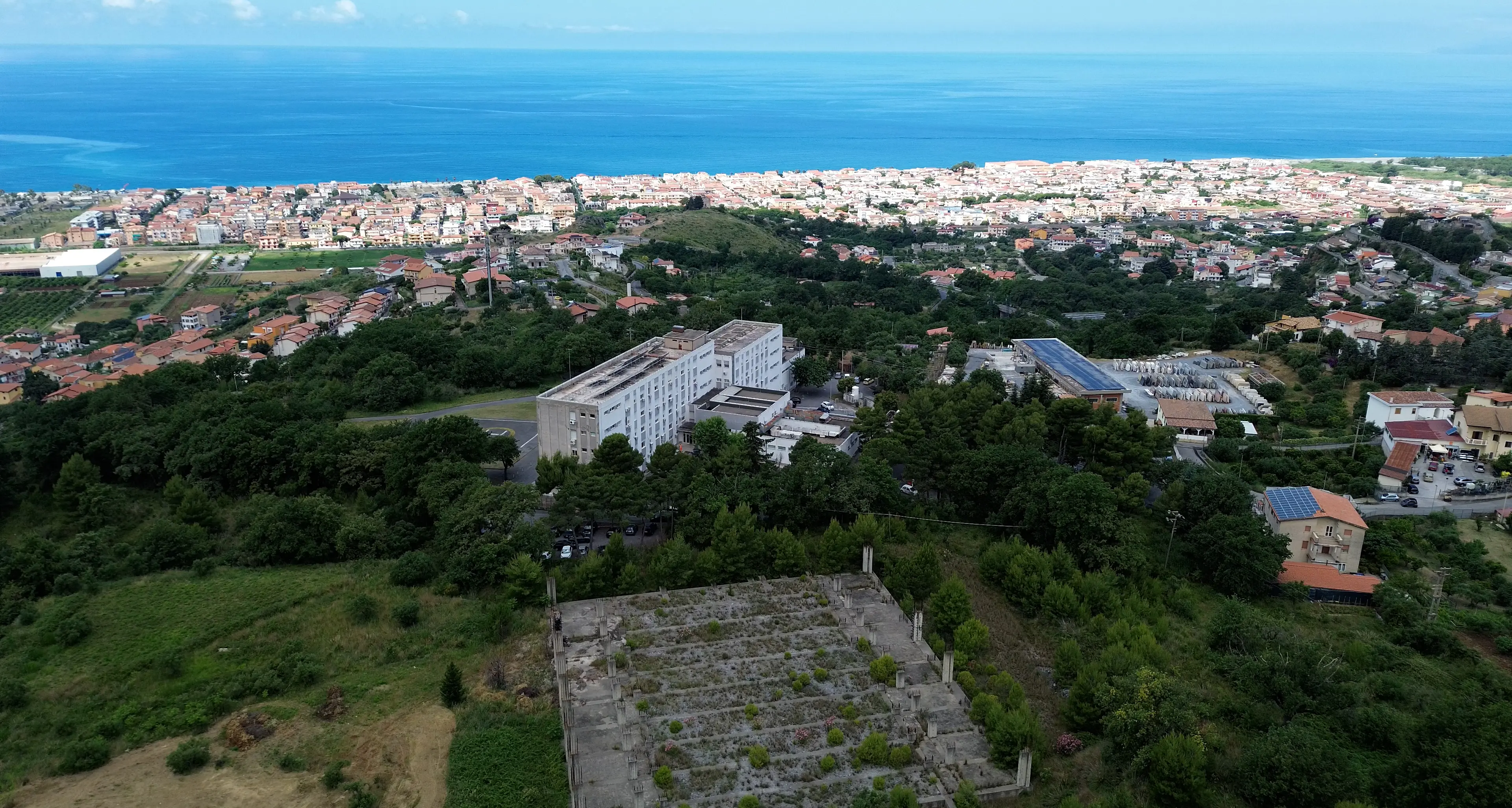 Praia, turista cade e rischia un’emorragia\u00A0ma l'ambulanza non c'è: in ospedale la portano i cittadini su un furgone\n