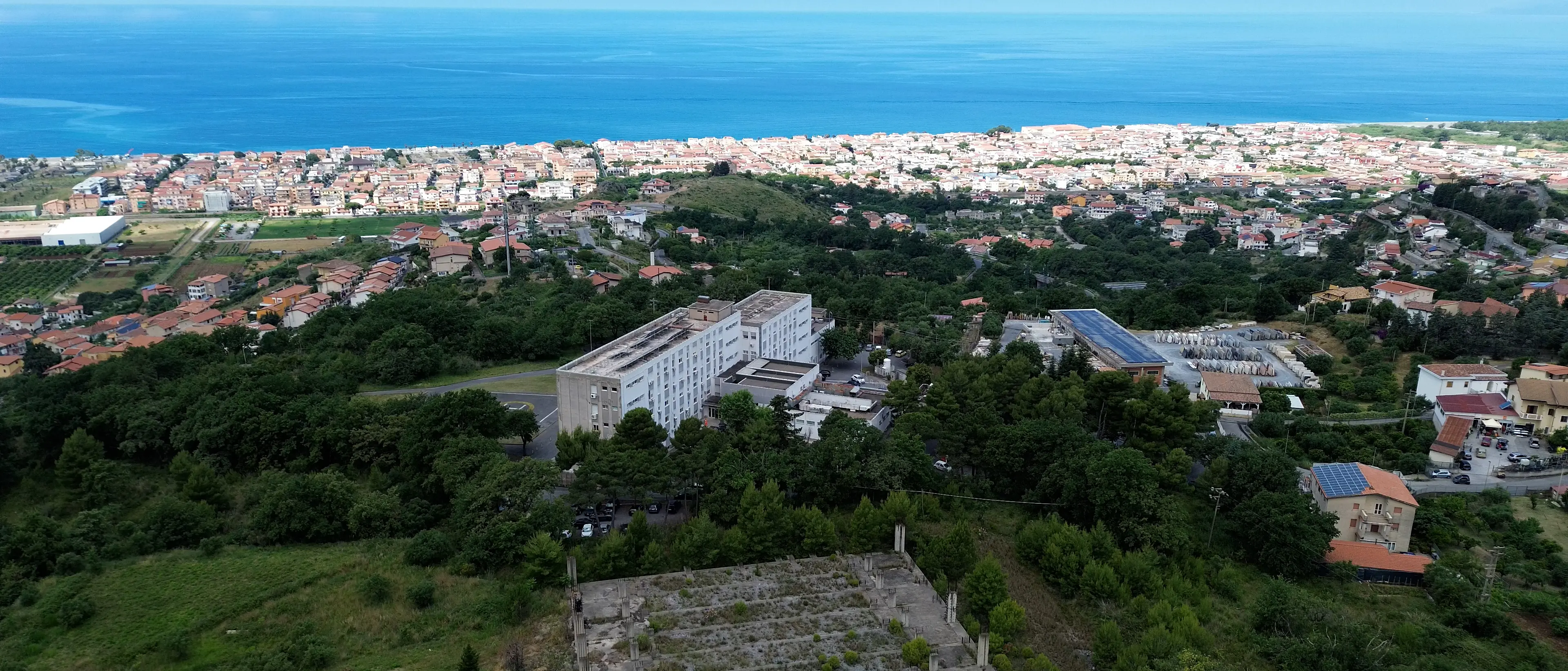 Praia, turista cade e rischia un’emorragia\u00A0ma l'ambulanza non c'è: in ospedale la portano i cittadini su un furgone\n