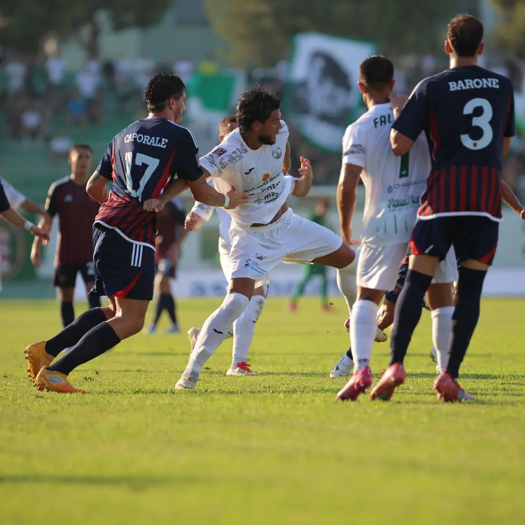 Cosenza, brutta figura a Monopoli: senza lutto al braccio per Padre Fedele\n