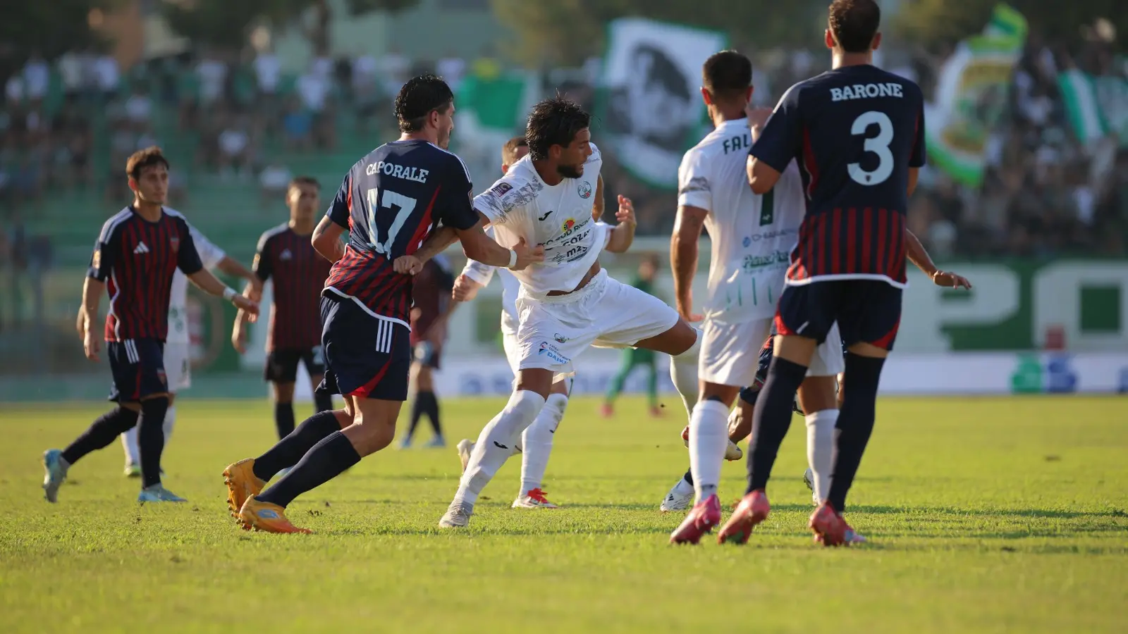 Sette giorni alla fine del calciomercato. Il Cosenza, per forza di cosa, dovr\\u00E0 a tutti i costi essere protagonista. Sia per quel che riguarda gli arrivi, che per quel che riguarda le partenze. Saranno giorni roventi per i due direttori Lupo e Roma. Busc\\u00E8 ha assolutamente bisogno di diversi elementi cardine, per poter completare la rosa. Il lavoro del tecnico campano inizia a vedersi, ma dal mercato, deve arrivare la mano decisiva. Ecco cosa serve al Cosenza da qui a luned\\u00EC prossimo.