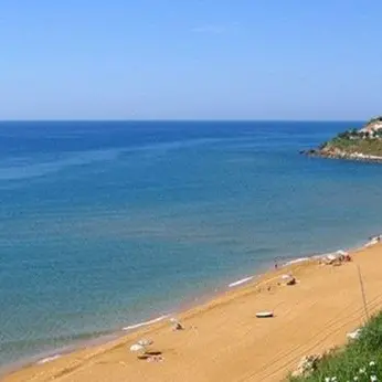 Violenta rissa in spiaggia nel Crotonese: quattro feriti tra cui uno in gravi condizioni