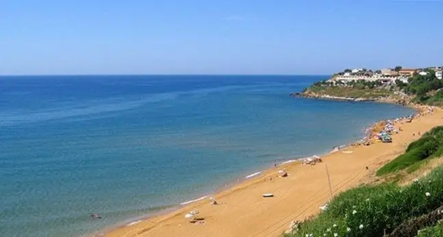 Violenta rissa in spiaggia nel Crotonese: quattro feriti tra cui uno in gravi condizioni