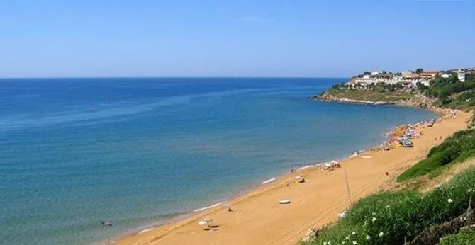 Violenta rissa in spiaggia nel Crotonese: quattro feriti tra cui uno in gravi condizioni