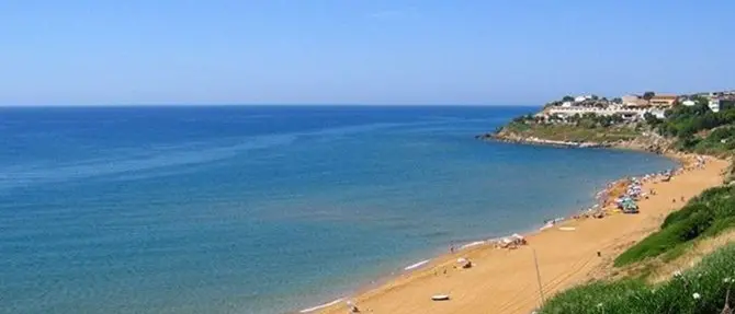 Violenta rissa in spiaggia nel Crotonese: quattro feriti tra cui uno in gravi condizioni