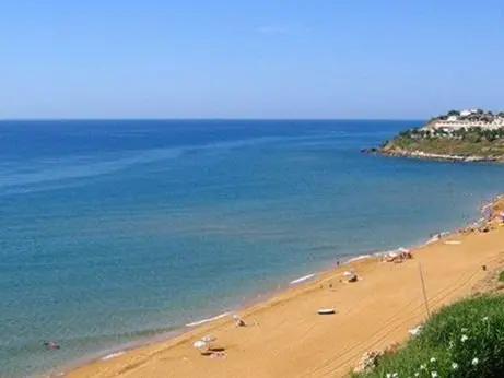 Violenta rissa in spiaggia nel Crotonese: quattro feriti tra cui uno in gravi condizioni