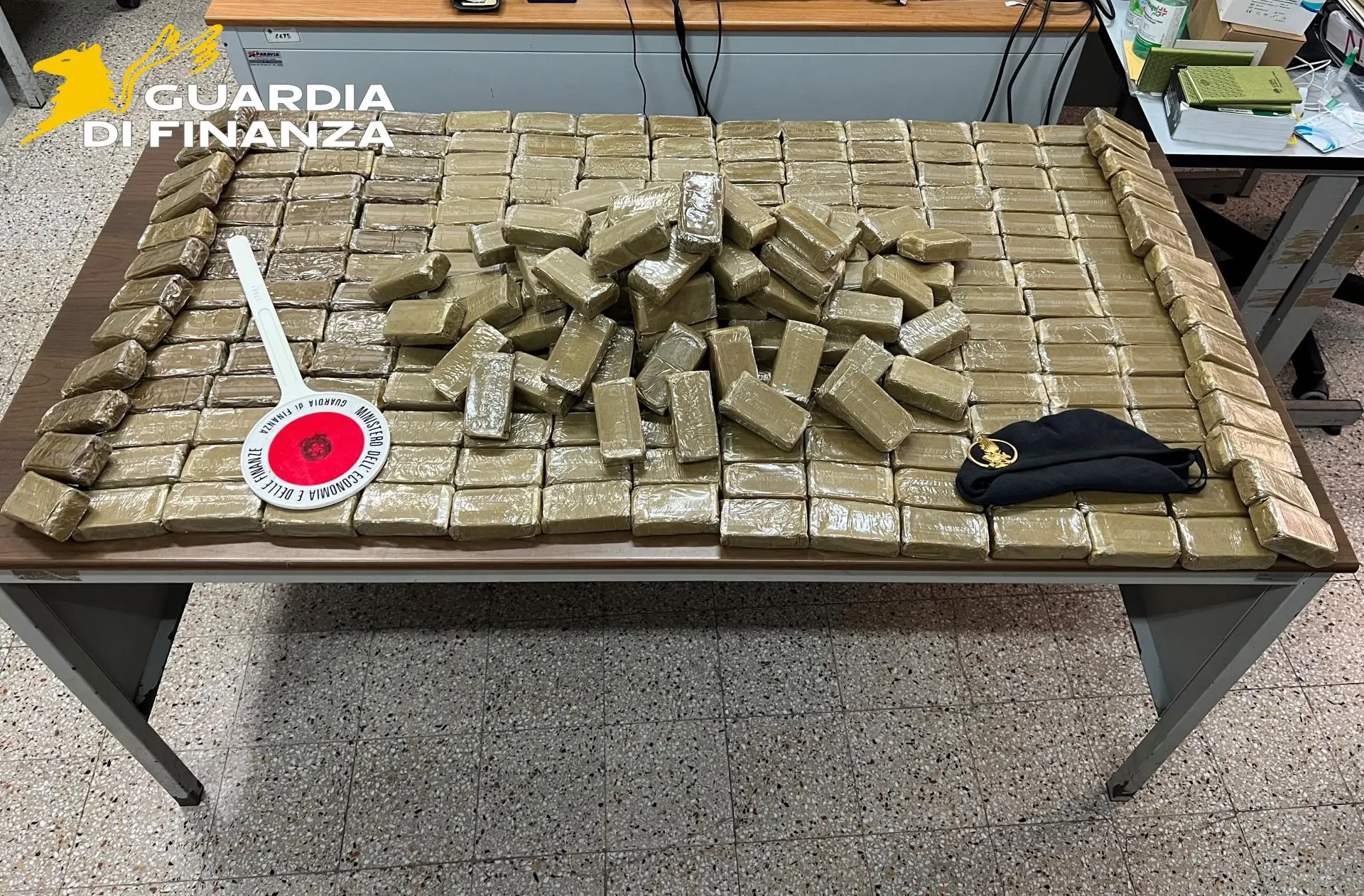 Roma, fermato al casello con 30 chili di hashish\n