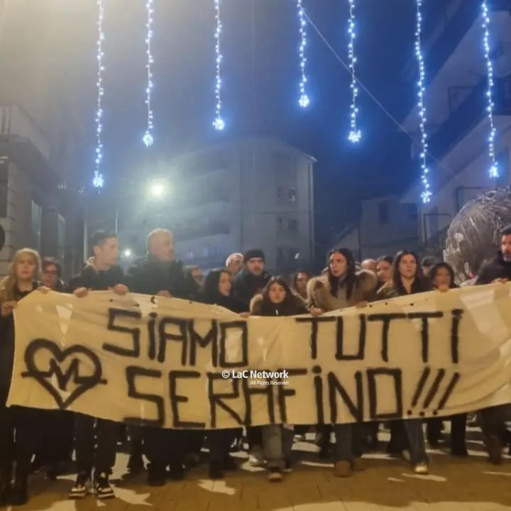 San Giovanni in Fiore, nel centro storico la “prima” di #siamotuttiserafino…\u00A0nel segno di Antigone\n