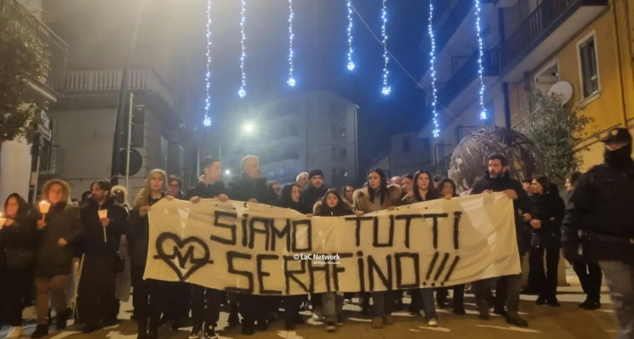 San Giovanni in Fiore, nel centro storico la “prima” di #siamotuttiserafino…\u00A0nel segno di Antigone\n