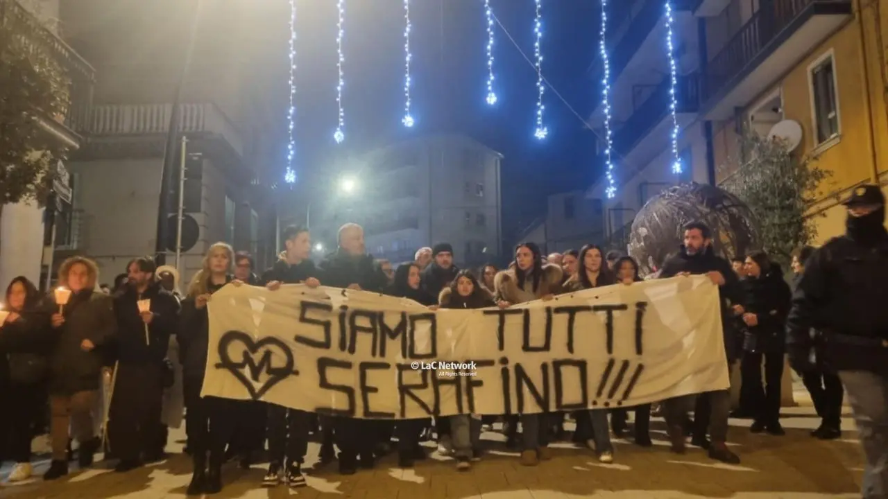 San Giovanni in Fiore, nel centro storico la “prima” di #siamotuttiserafino…\u00A0nel segno di Antigone\n