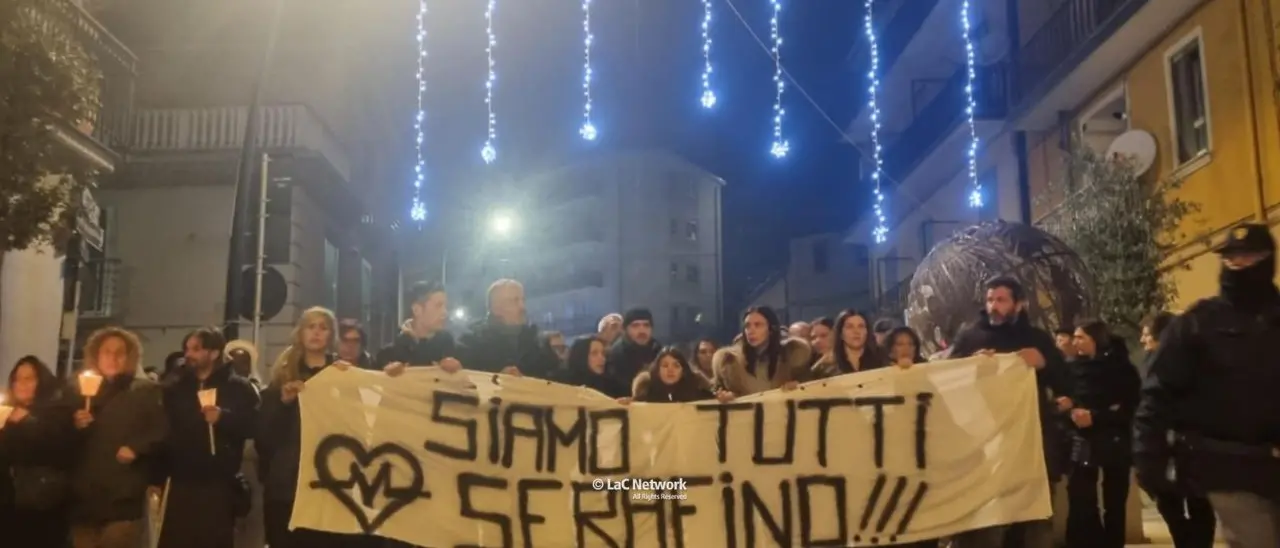 San Giovanni in Fiore, nel centro storico la “prima” di #siamotuttiserafino…\u00A0nel segno di Antigone\n