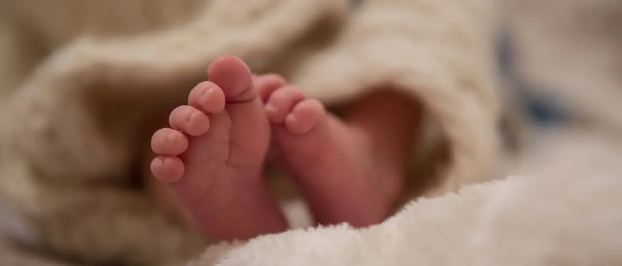 Partorita in mare a Caulonia, famiglia di Reggio ottiene l’affidamento della piccola Fabiana\n