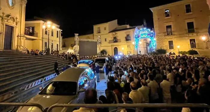 L’Italia si ferma per Pippo Baudo: folla e applausi a Militello per l’ultimo saluto al conduttore\n