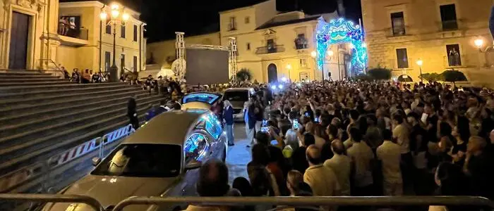 L’Italia si ferma per Pippo Baudo: folla e applausi a Militello per l’ultimo saluto al conduttore\n