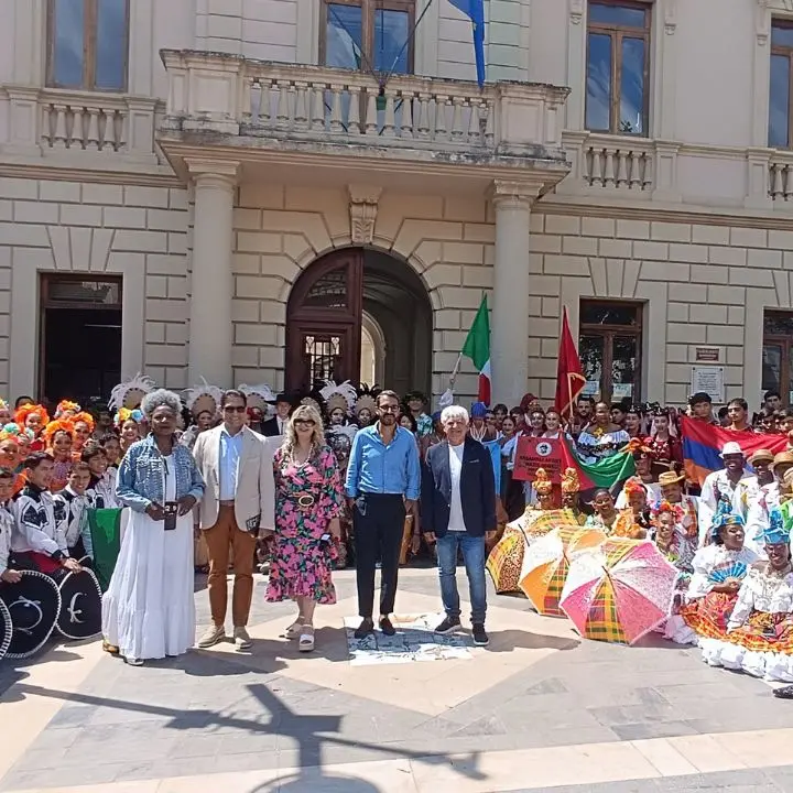 Castrovillari, un “Mondo di Colori” apre l’Estate Internazionale del Folklore e del Pollino