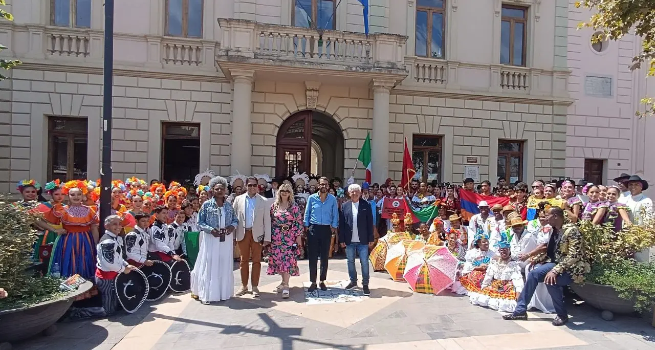 Castrovillari, un “Mondo di Colori” apre l’Estate Internazionale del Folklore e del Pollino