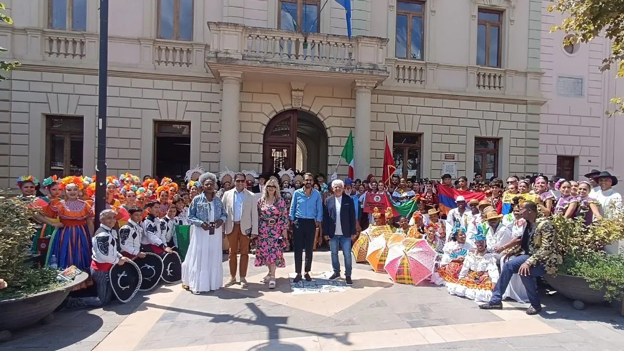 Castrovillari, un “Mondo di Colori” apre l’Estate Internazionale del Folklore e del Pollino