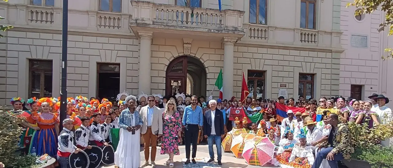 Castrovillari, un “Mondo di Colori” apre l’Estate Internazionale del Folklore e del Pollino