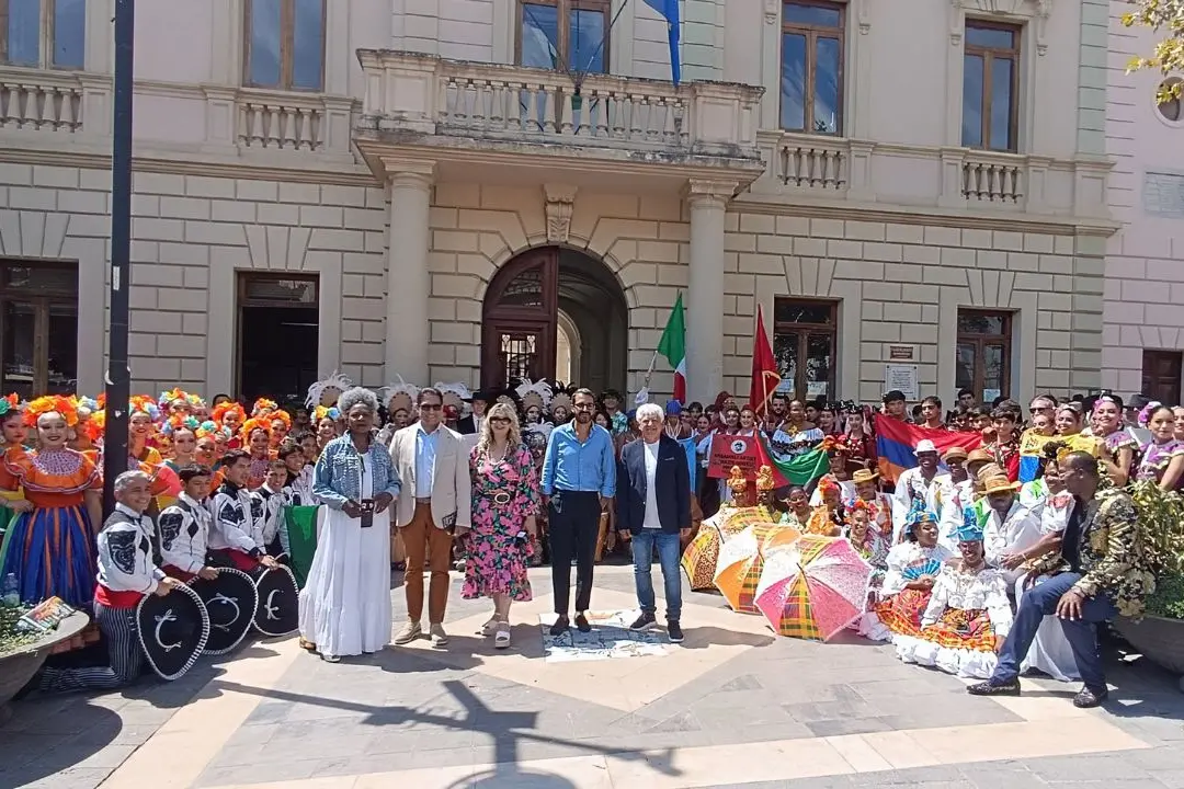 Castrovillari, un “Mondo di Colori” apre l’Estate Internazionale del Folklore e del Pollino