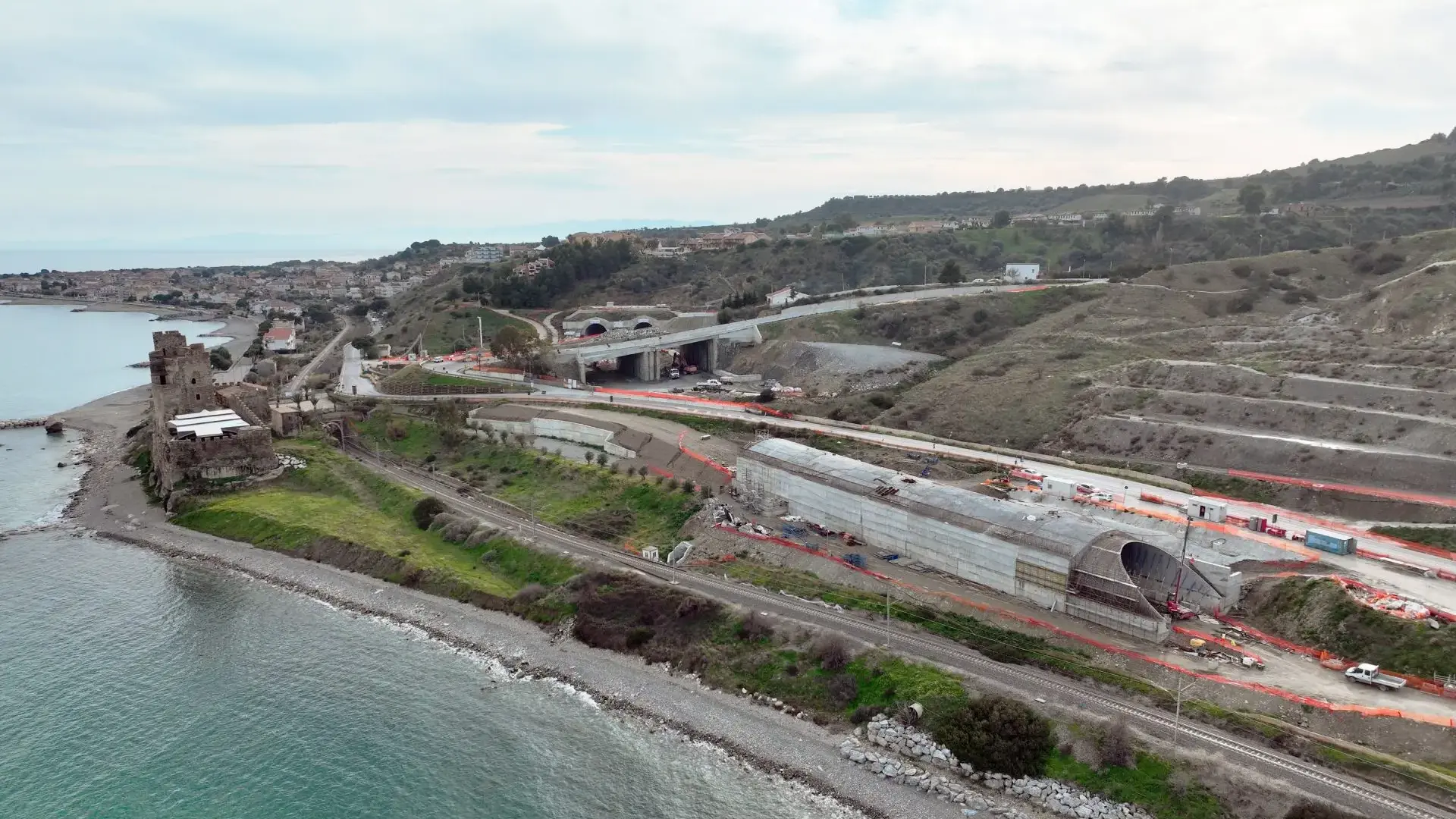 <p>I lavori di realizzazione del&nbsp;terzo megalotto della statale 106 Jonica tra Sibari e Roseto Capo Spulico (foto: ufficio stampa Webuild)</p>\\n