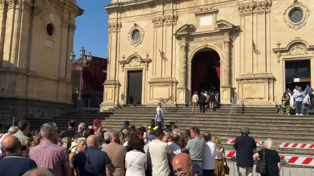 Pippo Baudo, oggi i funerali a Militello: in centinaia in fila alla camera ardente\n