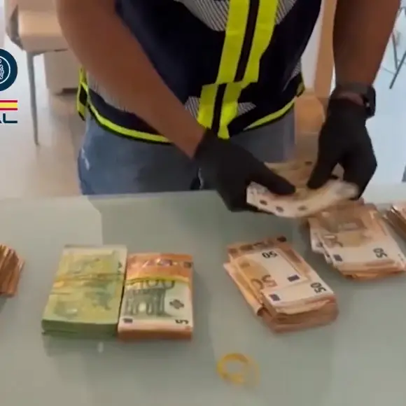 ’Ndrangheta, la latitanza dorata a Ibiza di tre narcos: beccati dai carabinieri con appunti sul traffico di coca e 35mila euro\n