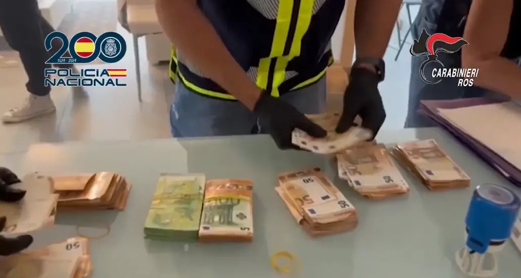 ’Ndrangheta, la latitanza dorata a Ibiza di tre narcos: beccati dai carabinieri con appunti sul traffico di coca e 35mila euro\n
