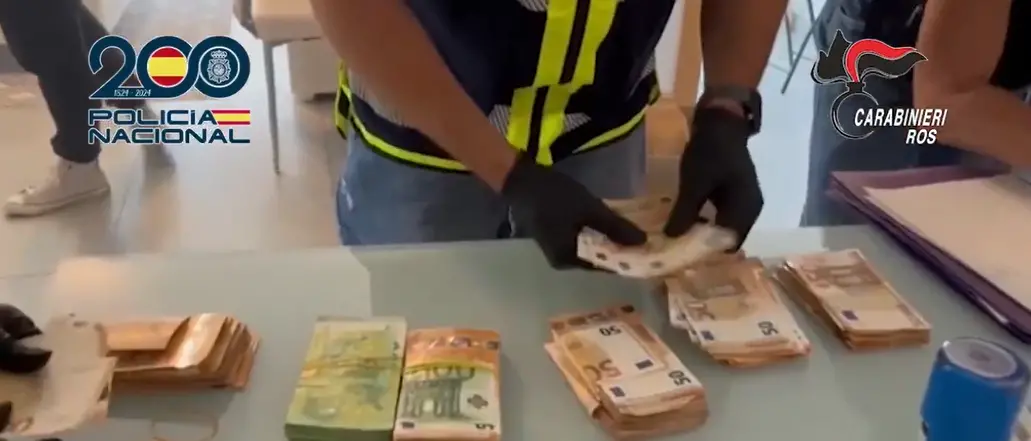 ’Ndrangheta, la latitanza dorata a Ibiza di tre narcos: beccati dai carabinieri con appunti sul traffico di coca e 35mila euro\n