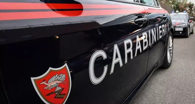 Aggredito durante un intervento per maltrattamenti in famiglia: carabiniere ferito a Praia a Mare\n