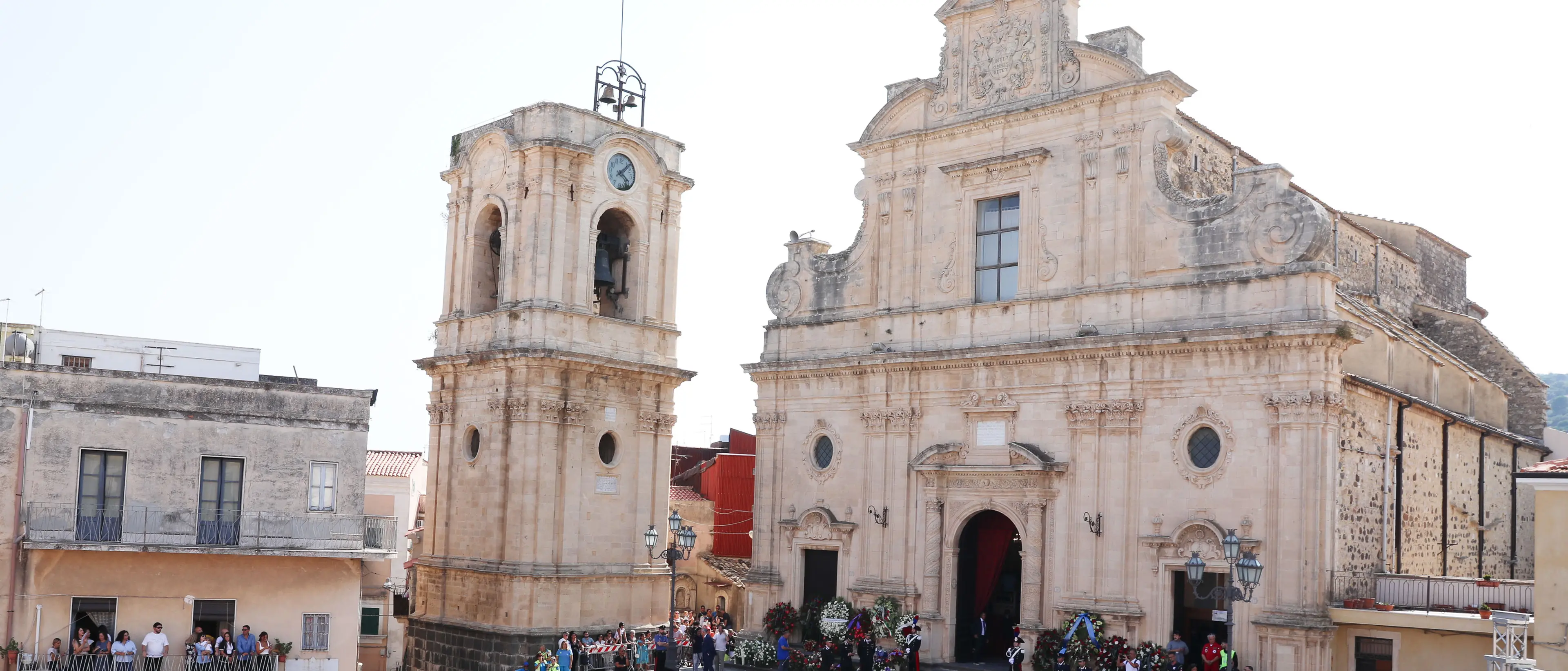 Pippo Baudo, l’ultimo applauso: folla commossa a Militello per i funerali del maestro della Tv italiana