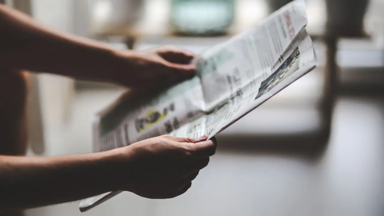 Non sono i giovani in declino: è l’informazione tradizionale a perdere credibilità\n