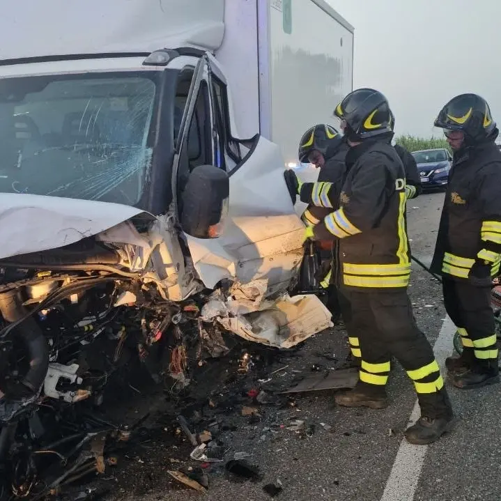 Incidente sulla statale 106 a Crotone: coinvolti 4 veicoli. Strada chiusa al traffico