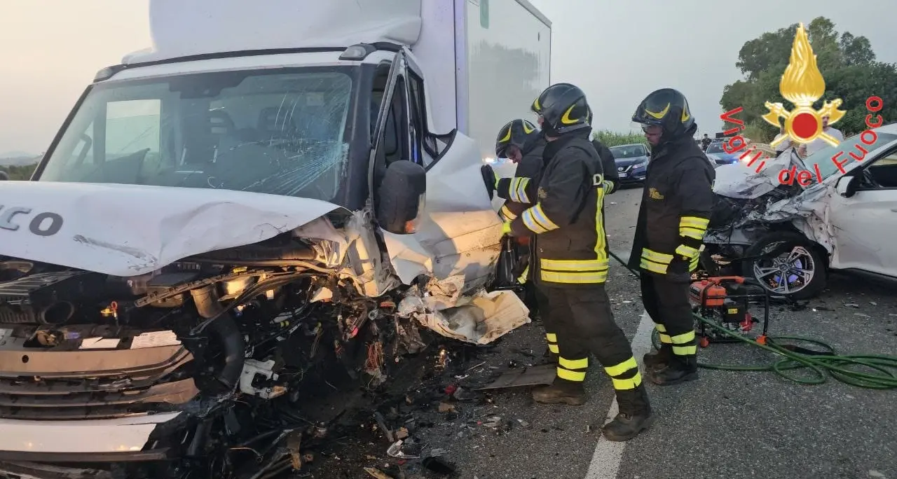 Incidente sulla statale 106 a Crotone: coinvolti 4 veicoli. Strada chiusa al traffico