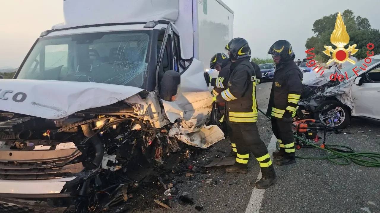 Incidente sulla statale 106 a Crotone: coinvolti 4 veicoli. Strada chiusa al traffico