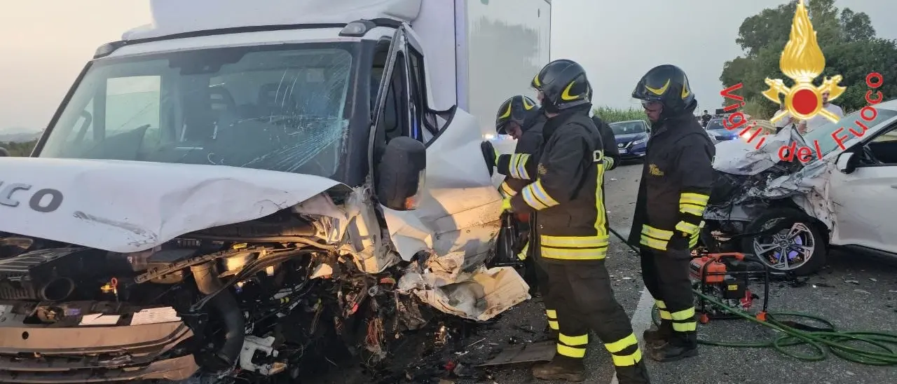 Incidente sulla statale 106 a Crotone: coinvolti 4 veicoli. Strada chiusa al traffico